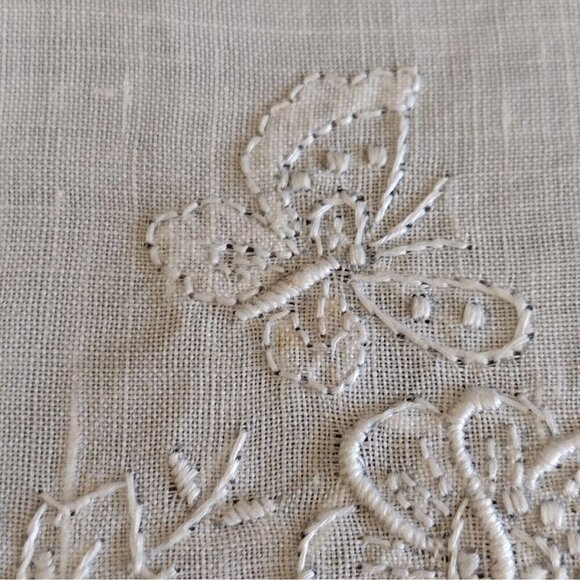 Vintage Hankie Hankerchief 100% Linen Handrolled & Hemmed Embroidered Butterfly - Picture 4 of 5